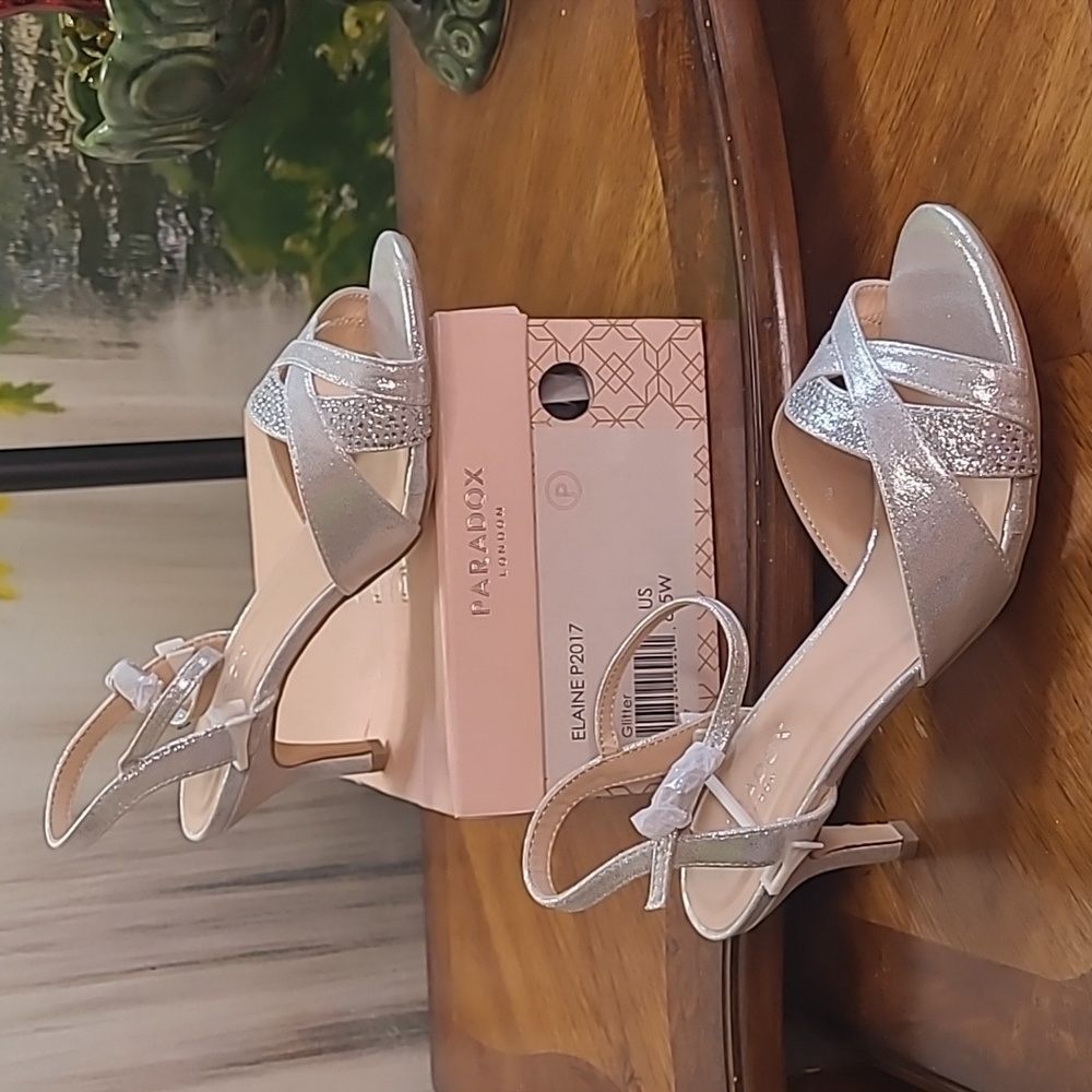 New in box! Paradox London Elaine Silver Glitter Womens 8.5 W formal pump shoes